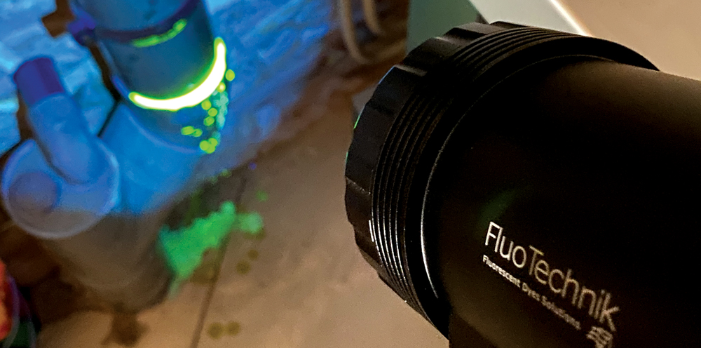 Fluotechnik, traceur fluorescent sous lampe uv pour l’industrie