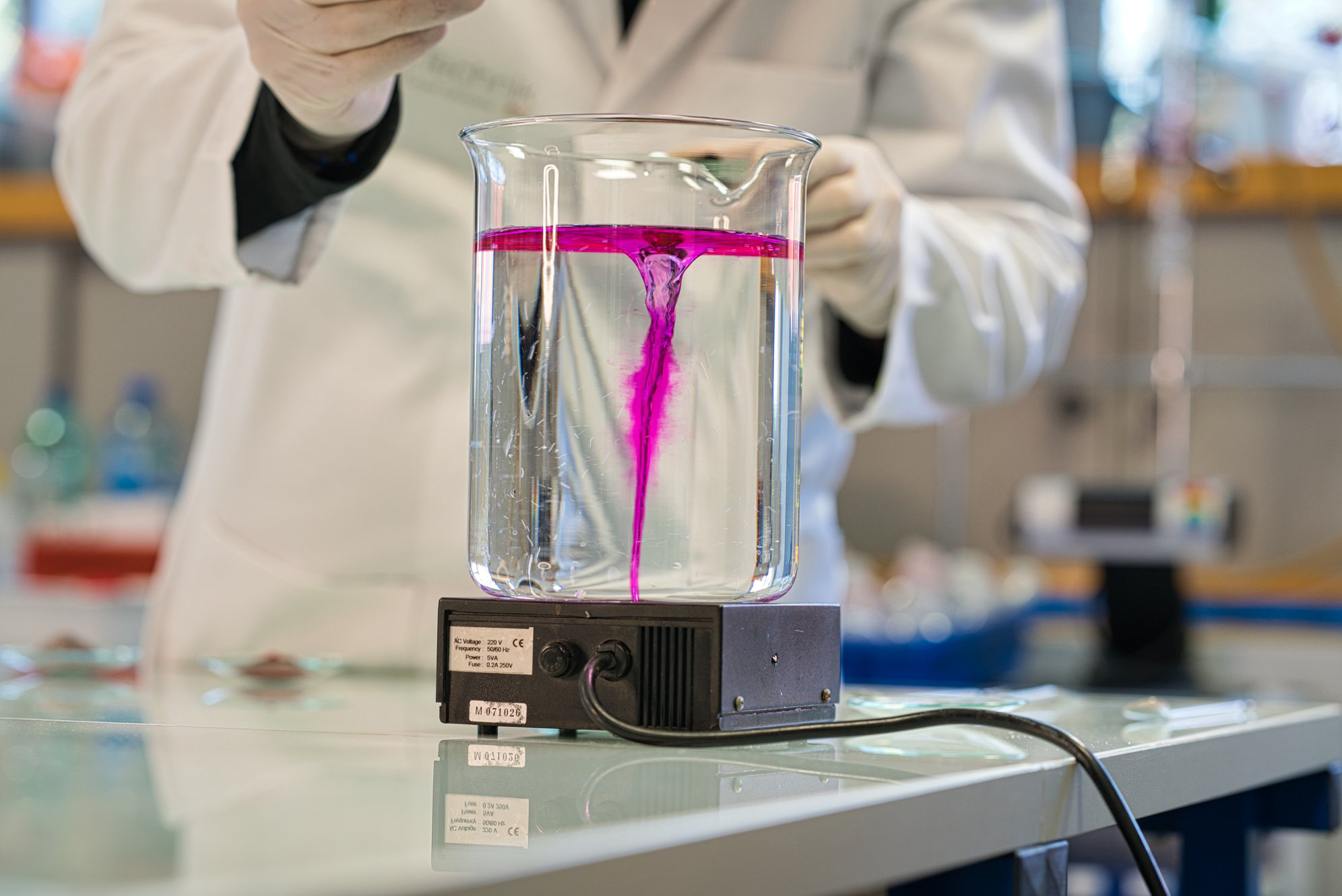 Forschung und Entwicklung zur Verbesserung fluoreszierender Tracer beim Trassieren Fluotechnik