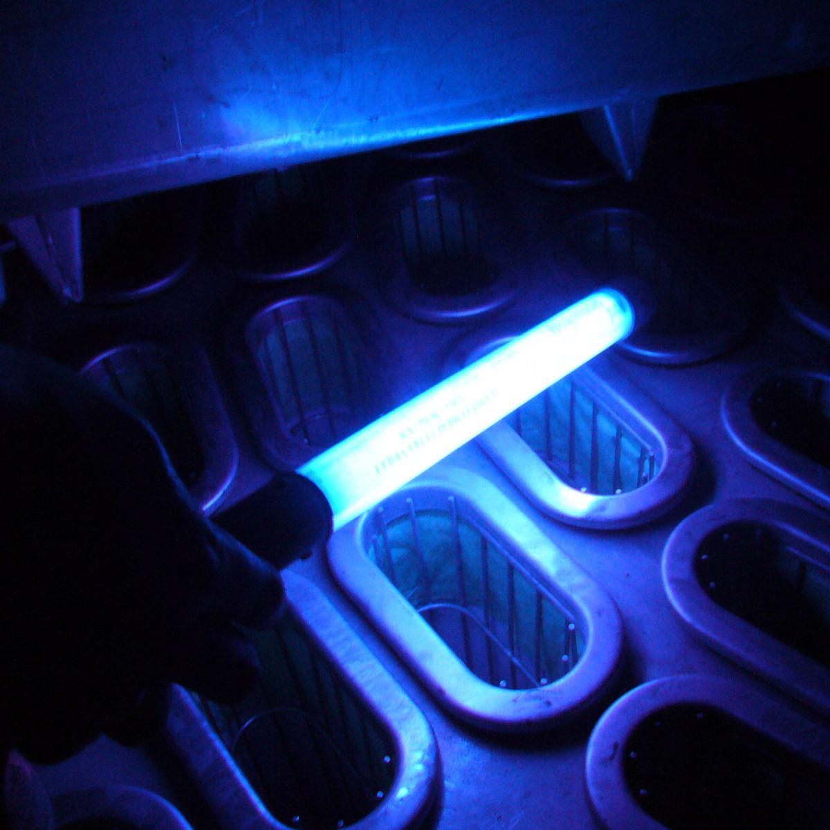 Inspección con lámpara UV de filtros de mangas probados con Fluodust.