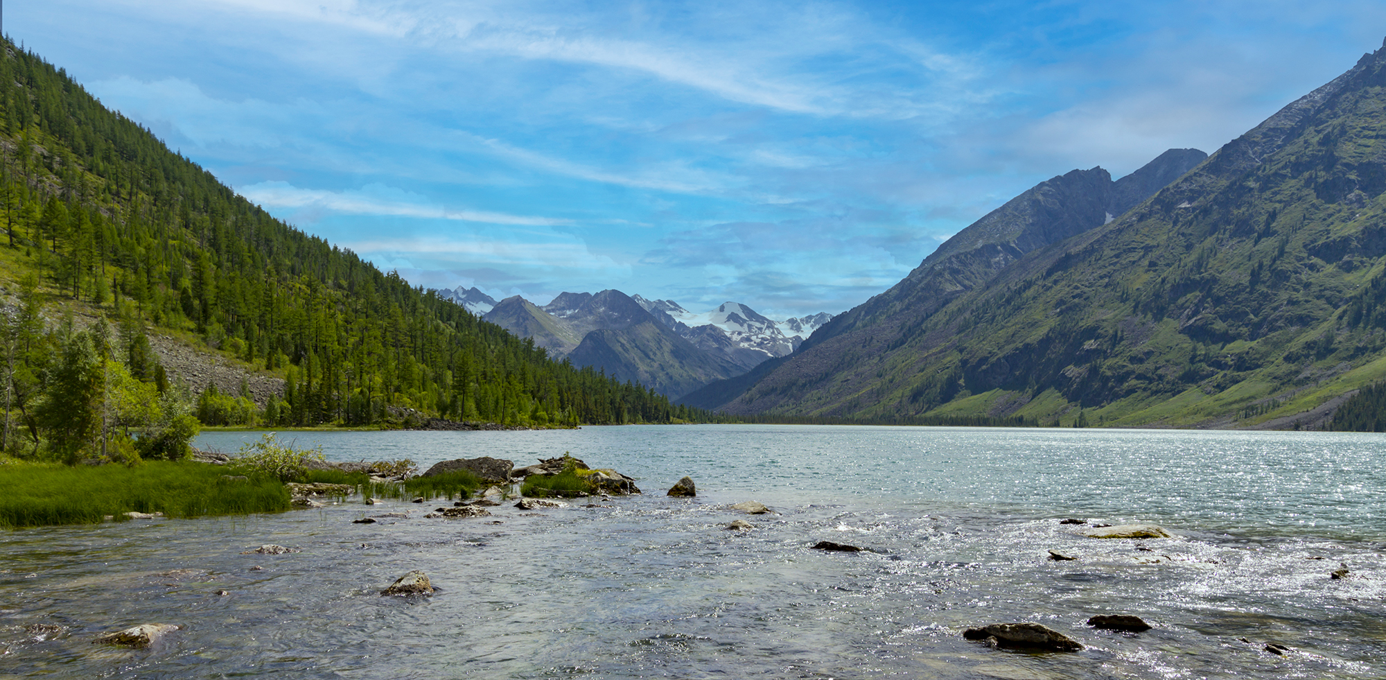 Stimmungsbild: ein See in den Bergen.